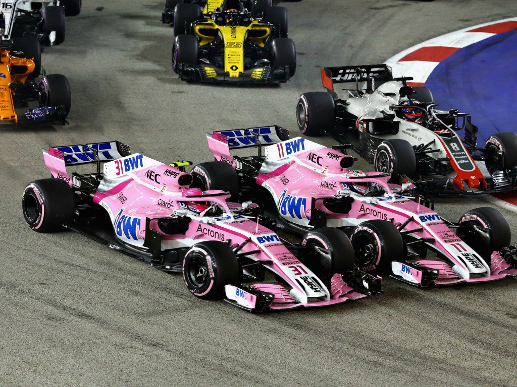 Борьба гонщиков "Форс Индии" на старте Гран-при Сингапура
