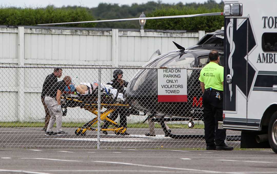 Роберта Уикенза грузят в вертолёт для отправки в больницу после аварии