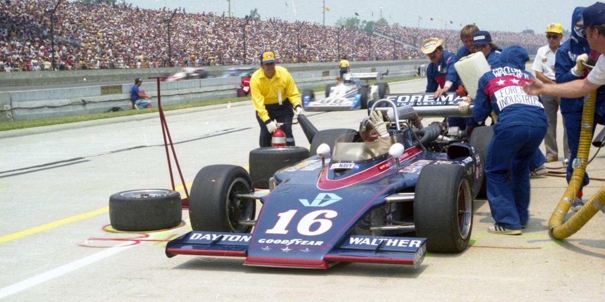 Билл Путербо во время "Инди-500"'77. Из-за смены владельца автомобиля окрас отличается от квалификационного
