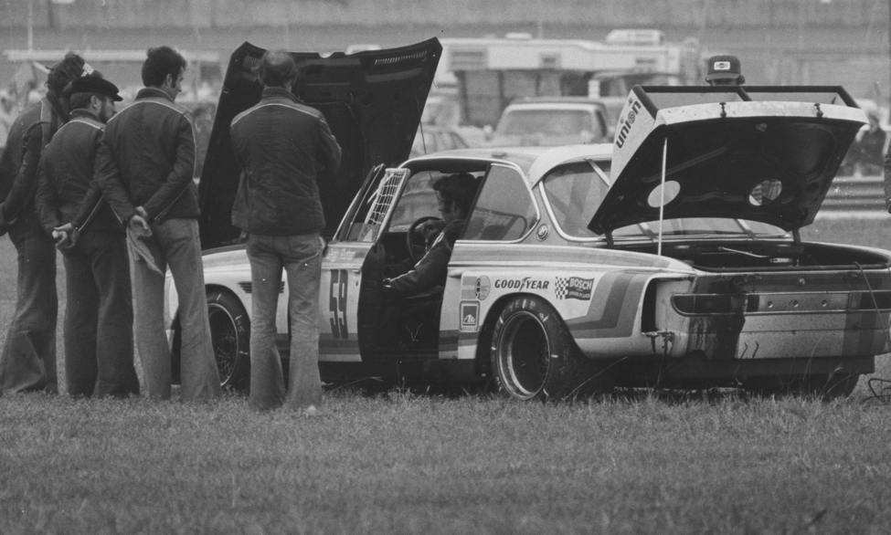 Брайан Редман пытается реанимировать автомобиль во время "24 часов Дейтоны" 1976 года