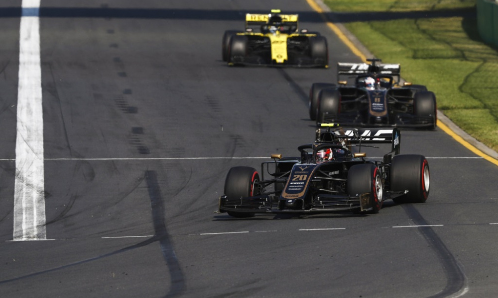 Автомобили "Хаас" впереди "Рено" Хюлькенберга во время Гран-при Австралии