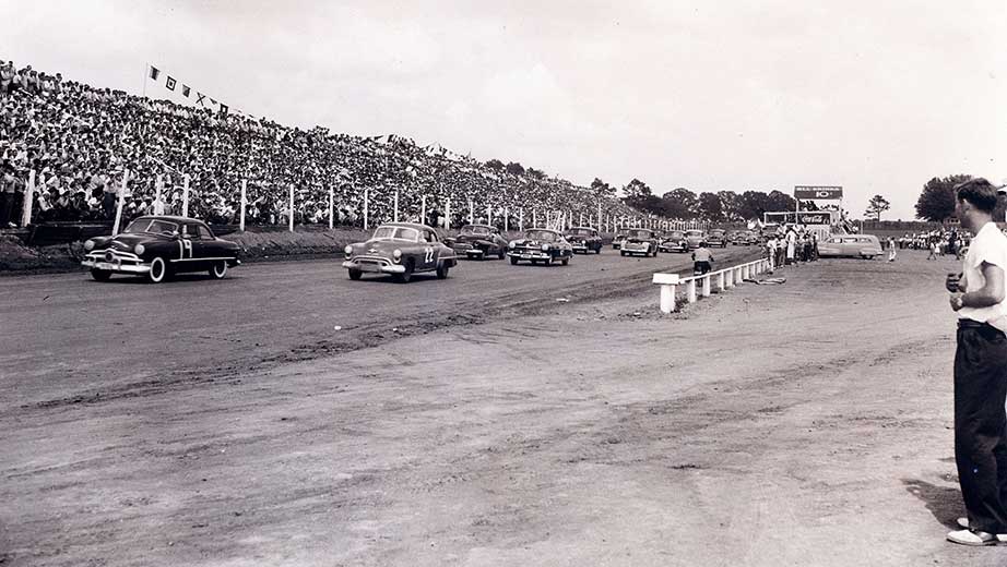 Старт первой гонки Кубка НАСКАР в Шарлотте в 1949 году