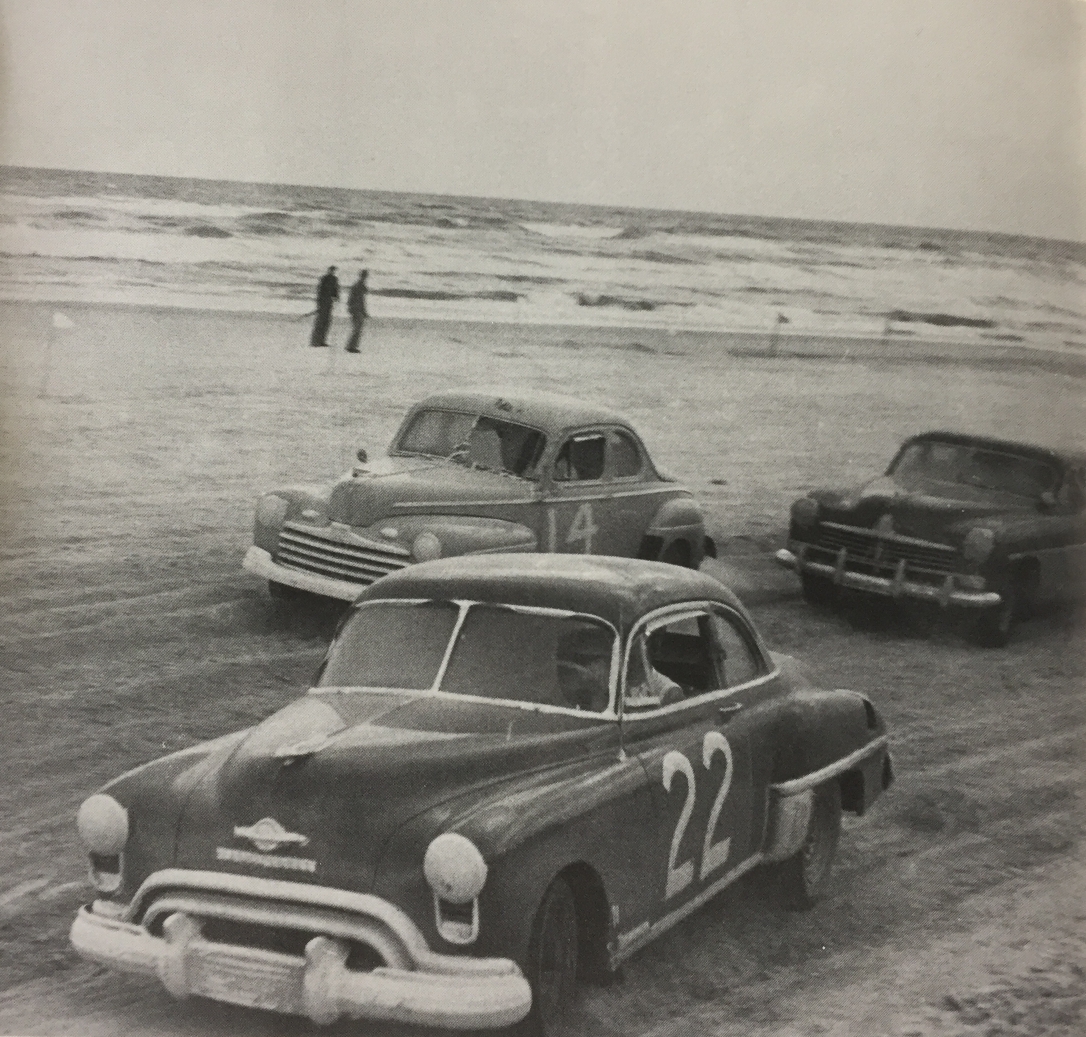 Ред Байрон, Боб Флок и Сэм Маршалл в Северном повороте Дейтоны в гонке 1949 года