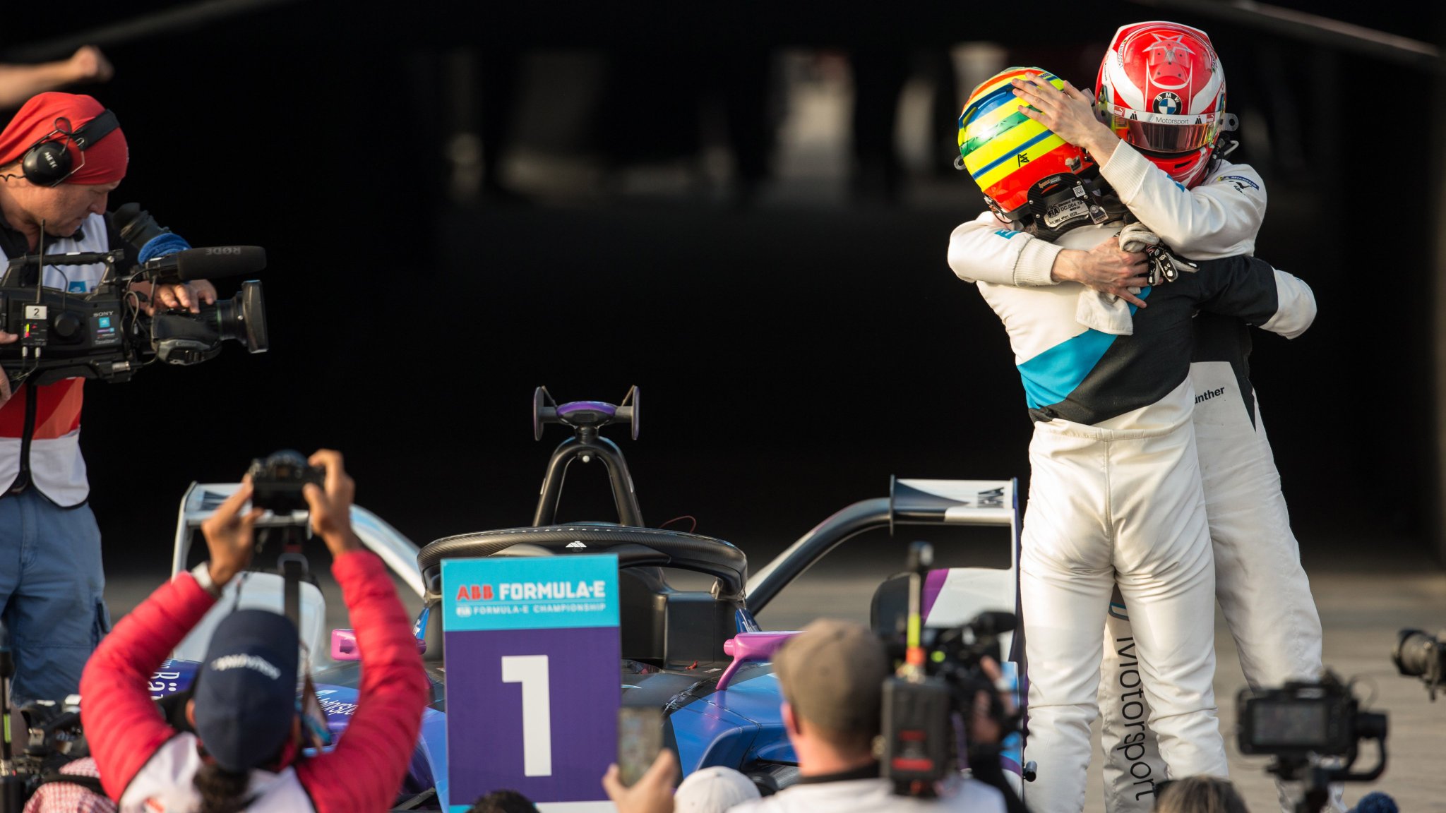 Гонщики "Андретти БМВ" после финиша субботней гонки "Формулы-Е" в Саудовской Аравии
