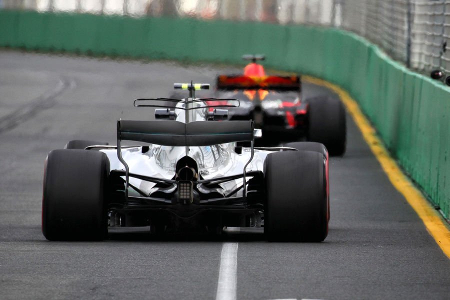 Валттери Боттас преследует автомобиль "Ред Булл" в Мельбурне