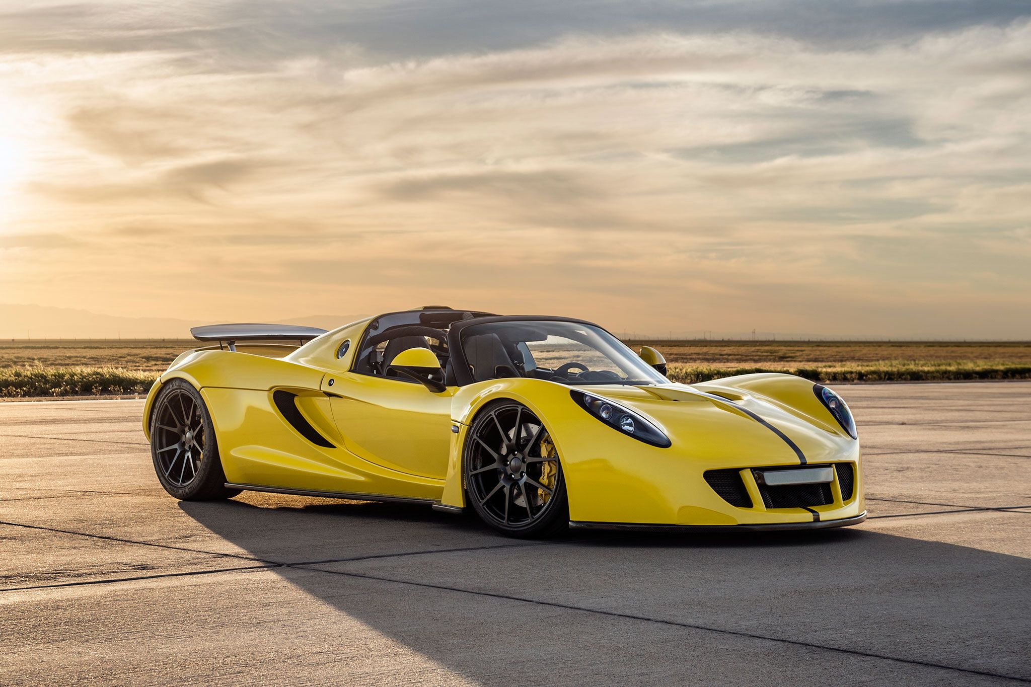 5 самых быстрых. Хеннесси Веном. Хеннесси Веном gt Спайдер. Hennessey Venom gt f5. 5. Hennessey Venom gt.