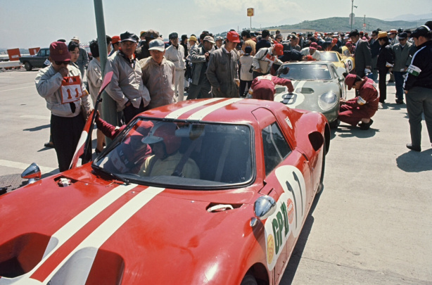 Победитель БП Японии 1966 года на стартовой решётке трассы Фудзи