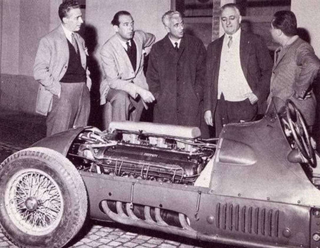 Нелло Уголини, Аурелио Лампреди, Луиджи Виллорези, Энцо Феррари и Альберто Аскари стоят около "Феррари 375"
