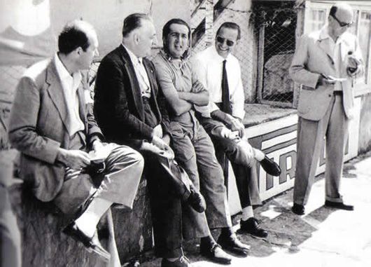 Федерико Гиберти стоит рядом с Лампреди, Феррари и Аскари