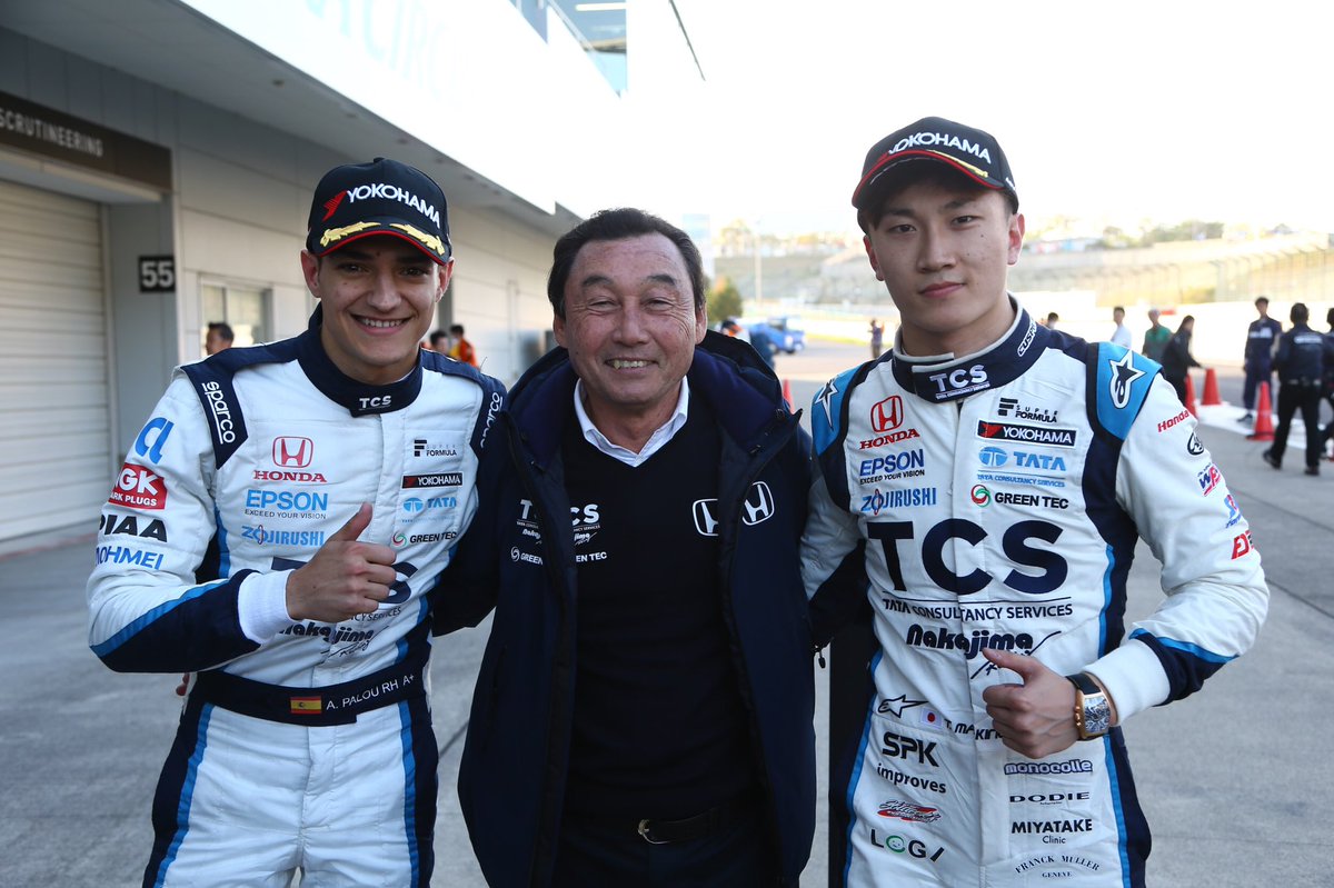 Сатору Накадзима с гонщиками своей команды