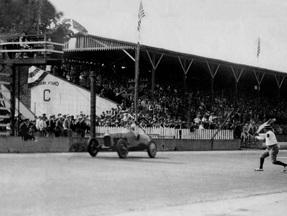 Питер де Паоло выигрывает первую гонку Чемпионата мира 1925 года