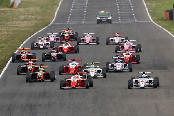 Старт первой гонки нового сезона немецкой Ф4