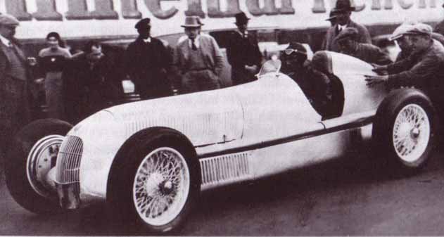 Манфред фон Браухич за рулём прототипа "Мерседеса" 1934 года