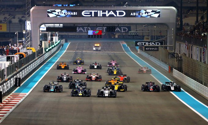 Старт основной гонки Формулы-2 в Абу-Даби