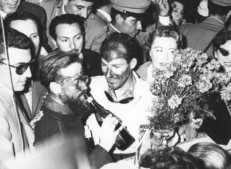 Денис Дженкинсон и Стирлинг Мосс празднуют победу в "Милле Милья" 1955 года