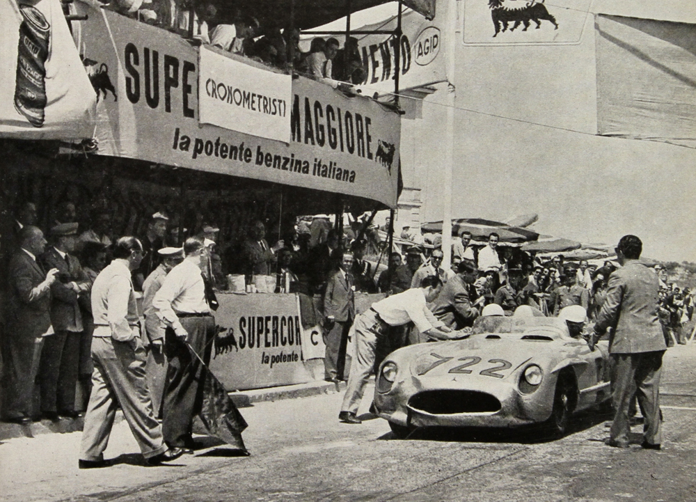 Стерлинг Мосс и Денис Дженкинсон на пункте контроля времени во время "Милле Милья" 1955 года