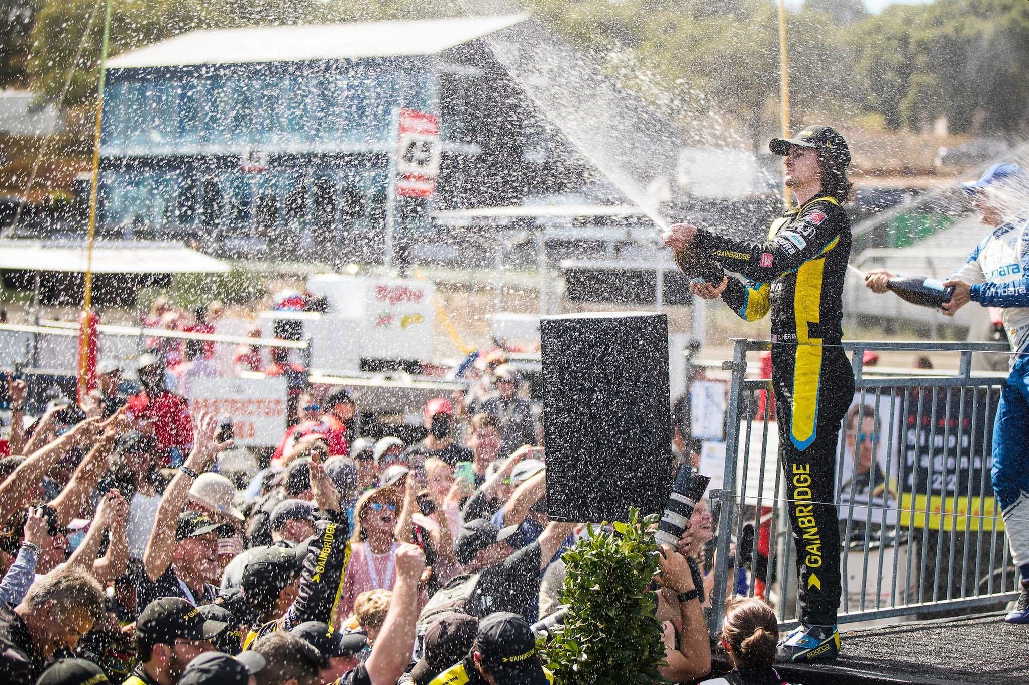 Колтон Херта празднует победу в Гран-при Монтерея